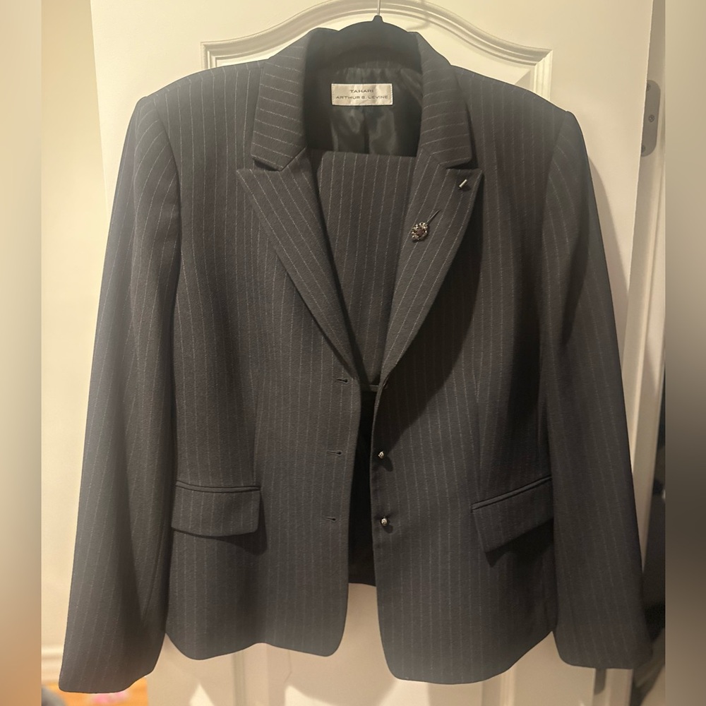 Tahari Gray Pinstripe 2pc skirt suit NEVER WORN